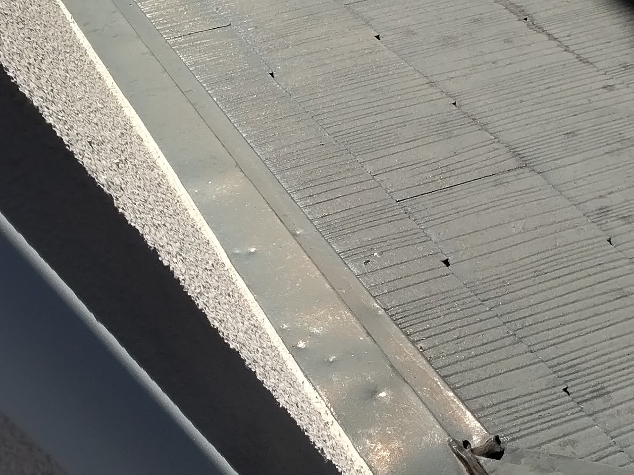 明石市雹被害で下屋根雨押え板金へこみ